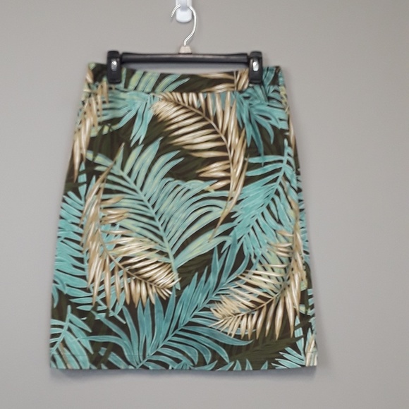 Nine & Co. Dresses & Skirts - NINE & Company Leaf print midi skirt size 8